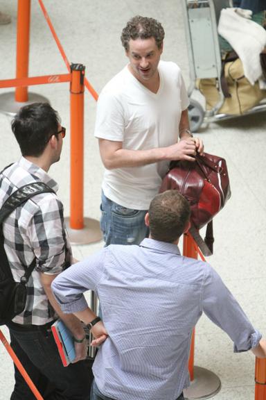 Dan Stulbach circula em aeroporto do Rio de Janeiro