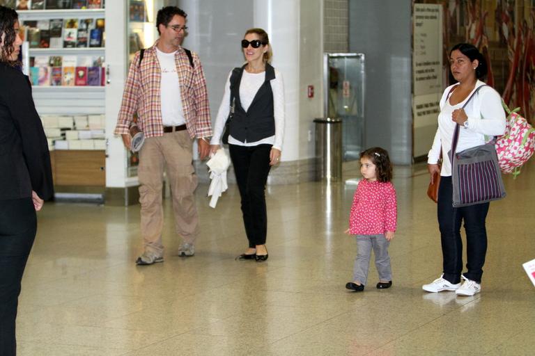 Ingrid Guimarães circula em aeroporto do Rio de Janeiro