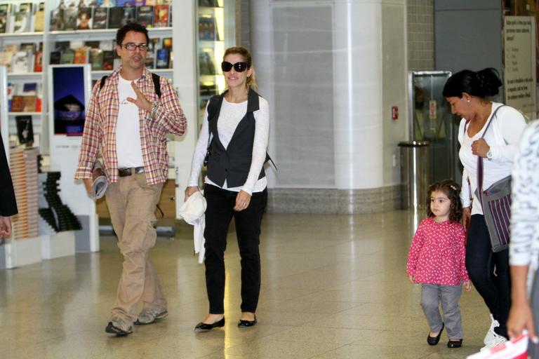 Ingrid Guimarães circula em aeroporto do Rio de Janeiro