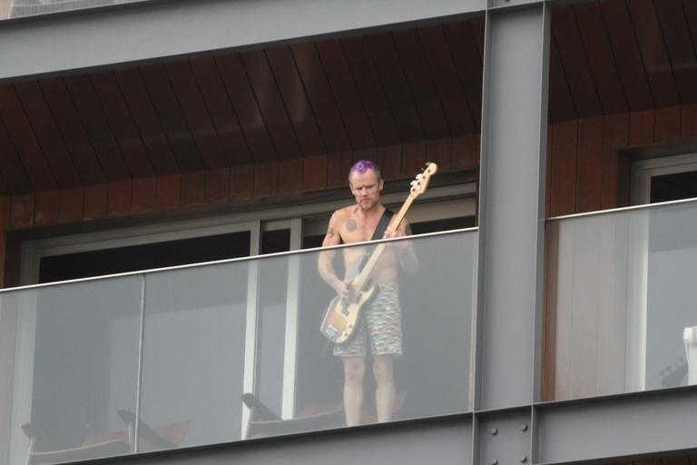 Flea toca baixo da varanda de hotel no Rio de Janeiro