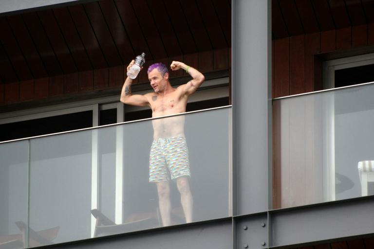 Flea toca baixo da varanda de hotel no Rio de Janeiro