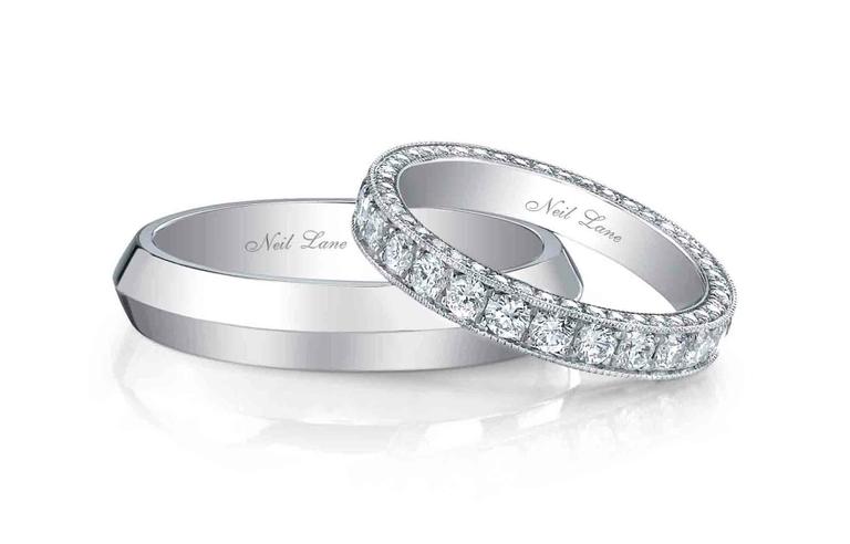 Alianças de platina masculina e feminina com três lados de diamante Neil Lane (neillanejewlery.com)