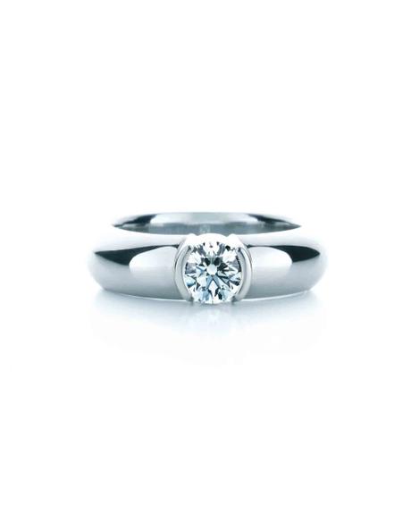 Anel de platina com diamante Tiffany & Co. (tiffany.com)