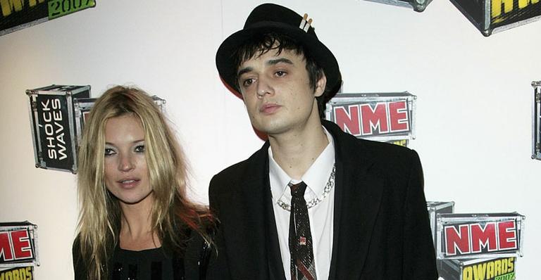 Kate Moss terminou o noivado com o roqueiro Pete Doherty, depois de ter visto fotos dele a traindo com a modelo Lindi Hingston