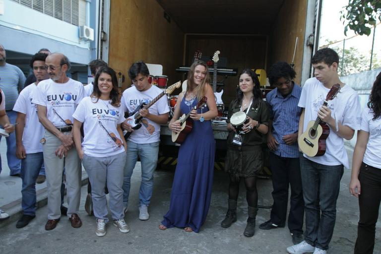 Joss Stone visita projeto social no Rio