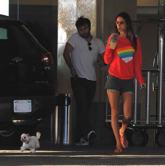 Alessandra Ambrosio com seu marido Jamie Mazur e a cachorrinha de estimação do casal, Lola