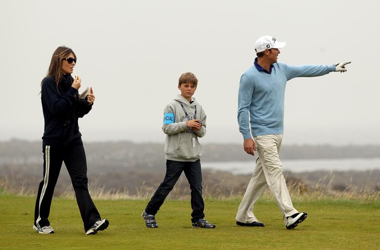 Elizabeth Hurley com o amado Shane Warne e o filho em Kingsbarns, na Escócia