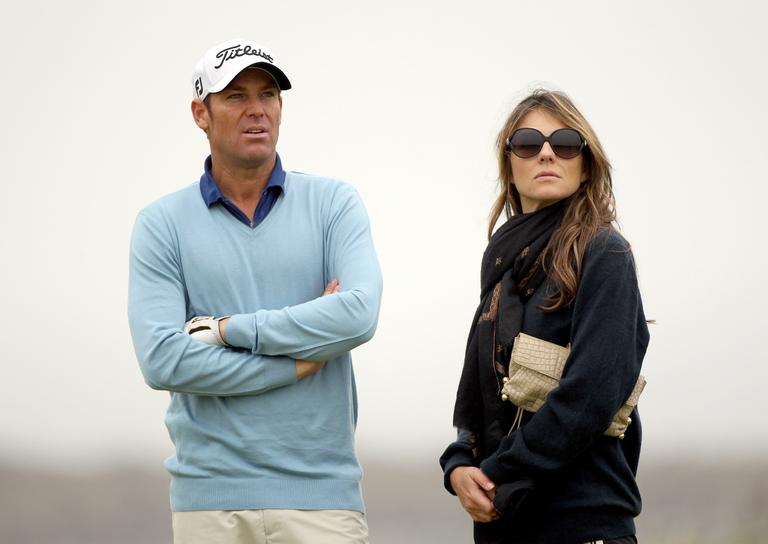 Elizabeth Hurley com o amado Shane Warne em Kingsbarns, na Escócia