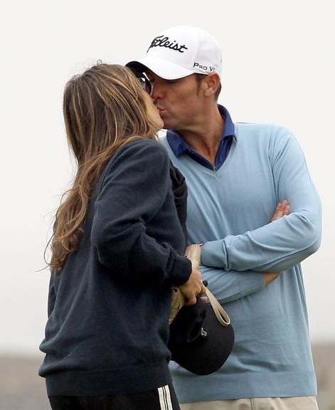 Elizabeth Hurley com o amado Shane Warne em Kingsbarns, na Escócia