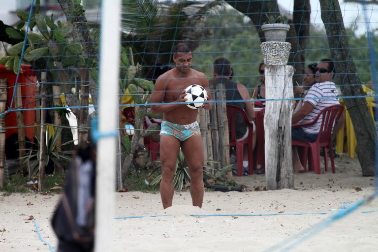 Romário joga futevôlei no Rio de Janeiro