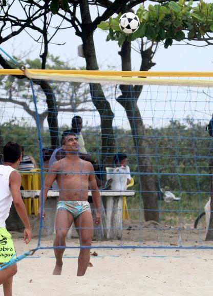 Romário joga futevôlei no Rio de Janeiro