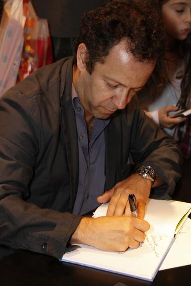 Vik Muniz em tarde de autógrafos de 'Melchior, O Mais Melhor'