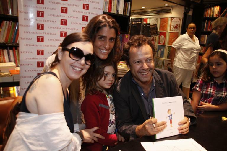 Adriana Calcanhotto, Cynthia Howlett com a Manoela e Vik Muniz em tarde de autógrafos de 'Melchior, O Mais Melhor