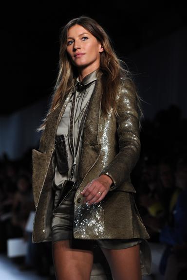 Gisele Bündchen desfila na Semana de Moda de Paris