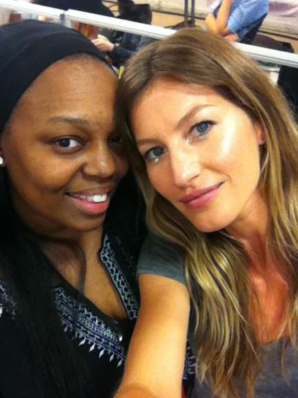 Antes do desfile, Gisele postou essa foto com a maquiadora Pat McGrath