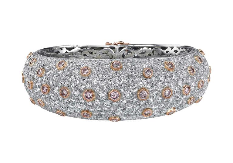 Pulseira de ouro branco, platina e diamantes brancos e rosa Neil Lane (neillanejewlery.com)