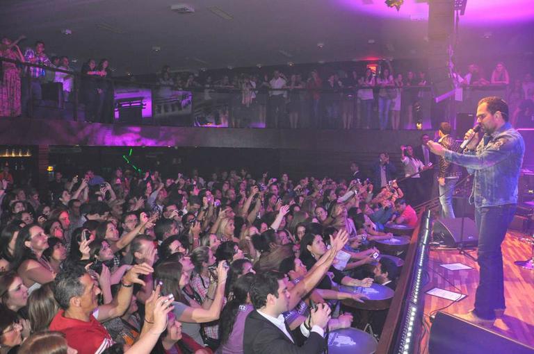 Zezé di Camargo e Luciano em festa fechada em São Paulo