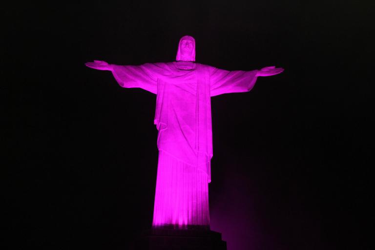 Cristo Redentor é iluminado em comemoração ao evento 'Outubro Rosa'