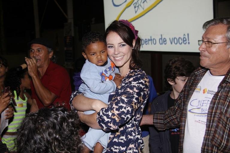 Paola Oliveira fotografa com crianças da comunidade da Maré, no Rio de Janeiro