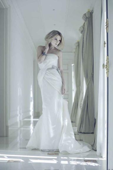 Vestido de seda texturizada e zibeline Vera Wang na White Hall 11 3061-0145 (whitehall.com.br); pulseira de metal e cristais Hector Albertazzi, 11 2292-9178 (hectoralbertazzi.com.br)