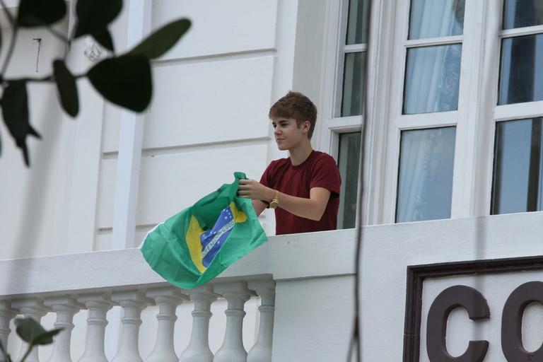 Justin Bieber na sacada do Copacabana Palace