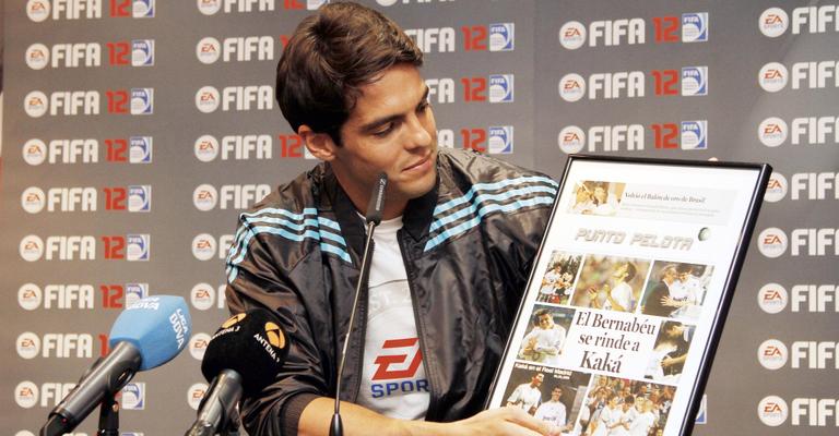 Kaká ganha placa com seus momentos