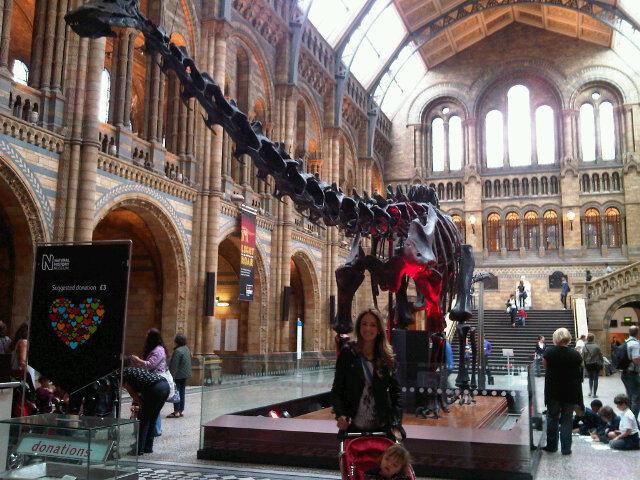 Ticiane Pinheiro e Rafaella no Museu da História Natural, Londres