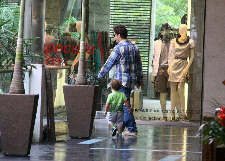 Thiago Rodrigues se diverte com o filho Gabriel no shopping