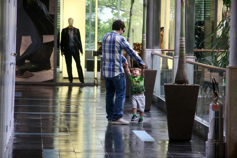 Thiago Rodrigues se diverte com o filho Gabriel no shopping