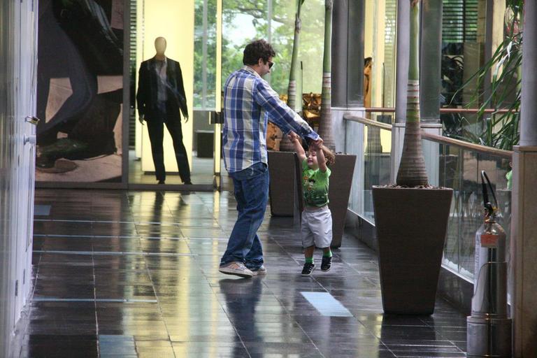 Thiago Rodrigues se diverte com o filho Gabriel no shopping