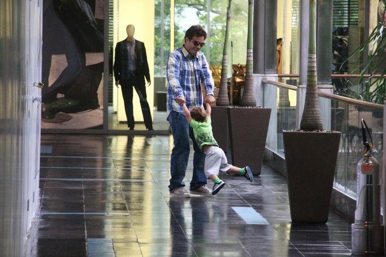 Thiago Rodrigues se diverte com o filho Gabriel no shopping