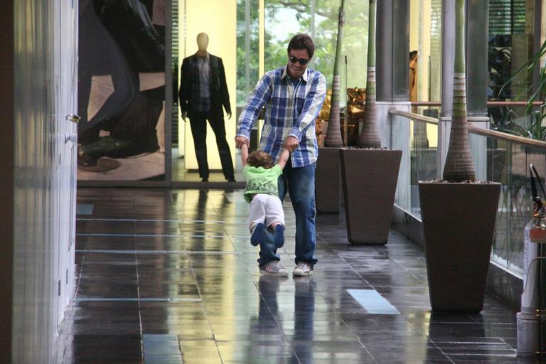 Thiago Rodrigues se diverte com o filho Gabriel no shopping