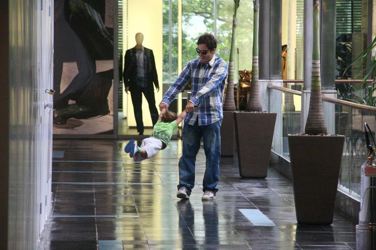 Thiago Rodrigues se diverte com o filho Gabriel no shopping