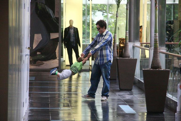 Thiago Rodrigues se diverte com o filho Gabriel no shopping