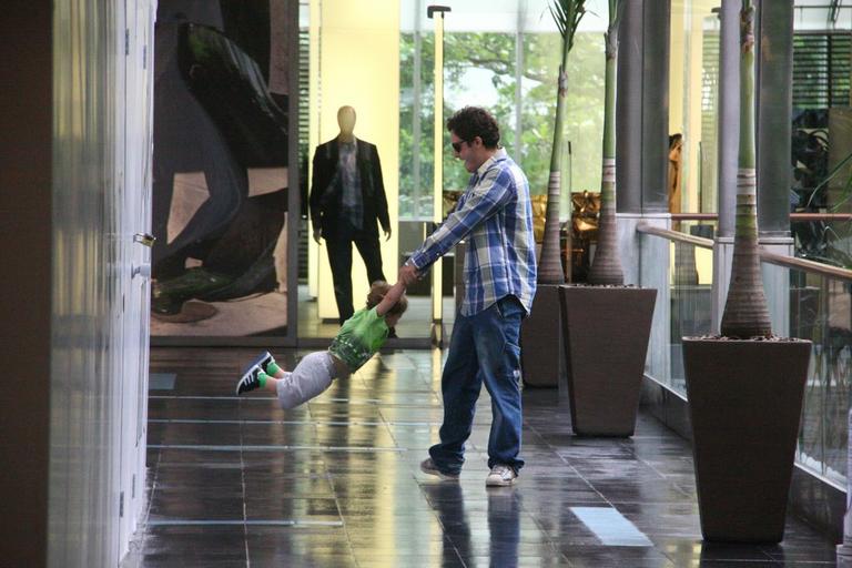 Thiago Rodrigues se diverte com o filho Gabriel no shopping