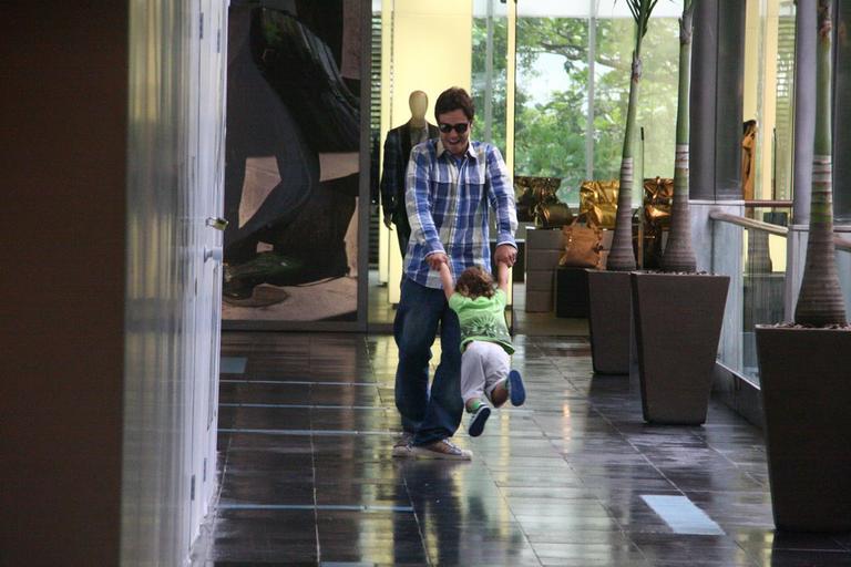 Thiago Rodrigues se diverte com o filho Gabriel no shopping