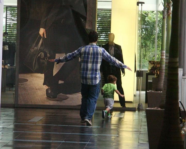 Thiago Rodrigues se diverte com o filho Gabriel no shopping