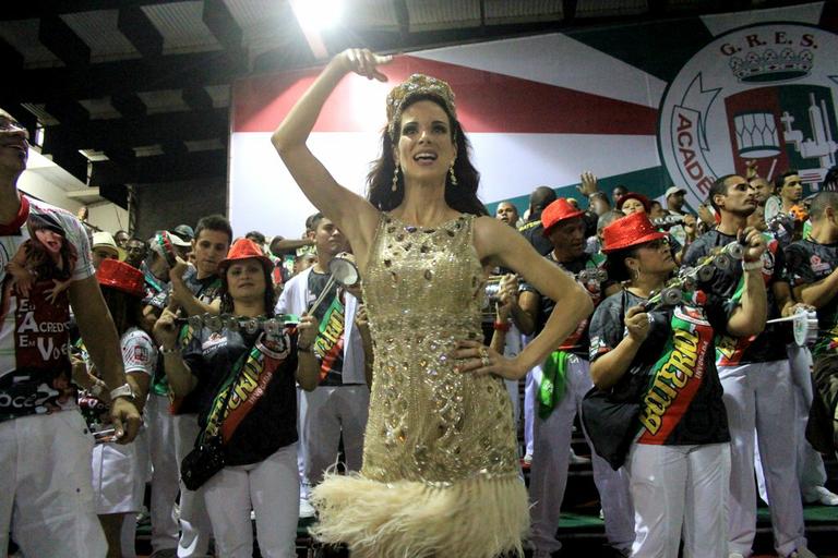 Ana Furtado é coroada rainha de bateria da Grande Rio