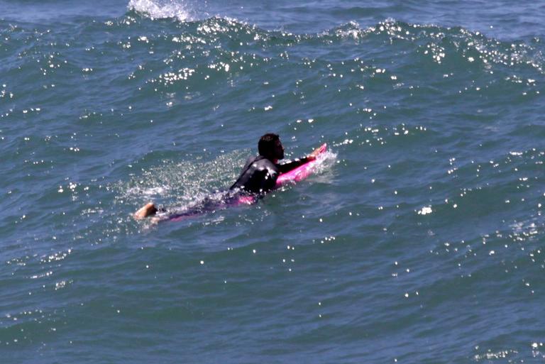 Cauã Reymond surfa na Prainha no Recreio dos Bandeirantes, no Rio de Janeiro