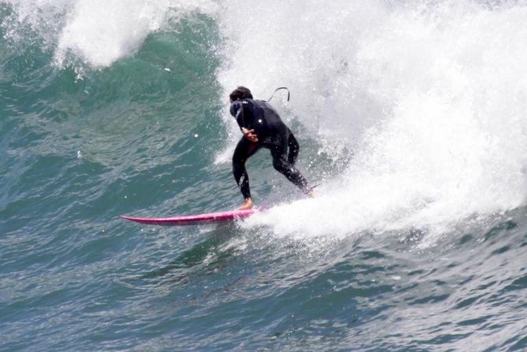 Cauã Reymond surfa na Prainha no Recreio dos Bandeirantes