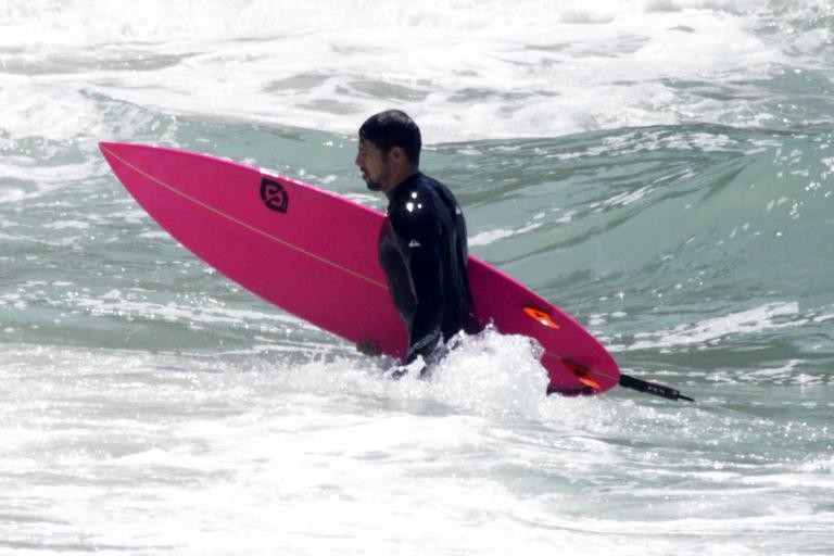 Cauã Reymond surfa na Prainha no Recreio dos Bandeirantes, no Rio de Janeiro