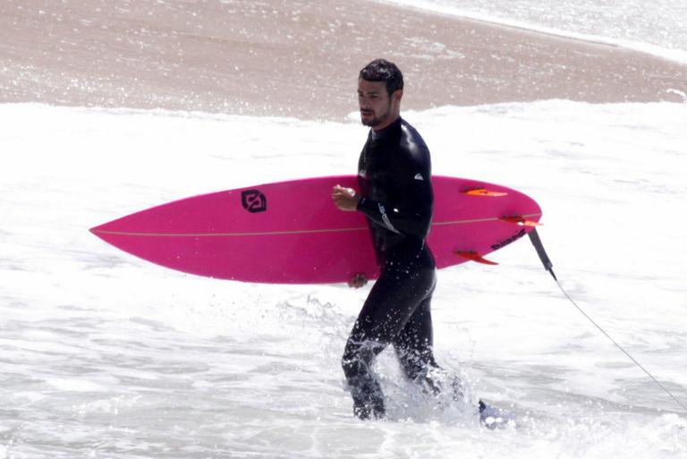 Cauã Reymond surfa na Prainha no Recreio dos Bandeirantes, no Rio de Janeiro