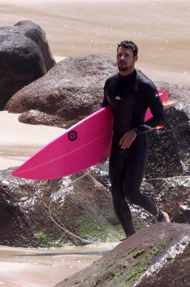 Cauã Reymond surfa na Prainha no Recreio dos Bandeirantes, no Rio de Janeiro