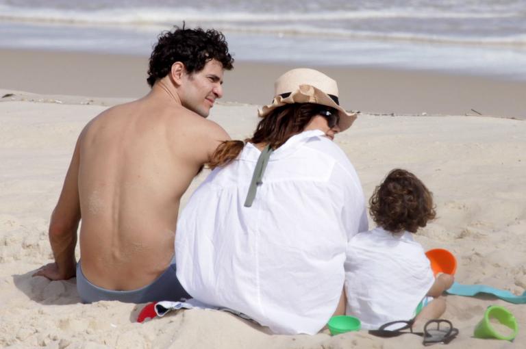 Daniel de Oliveira com a mulher, Vanessa Giácomo, e o filho Moisés