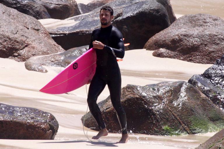 Cauã Reymond surfa na Prainha no Recreio dos Bandeirantes, no Rio de Janeiro