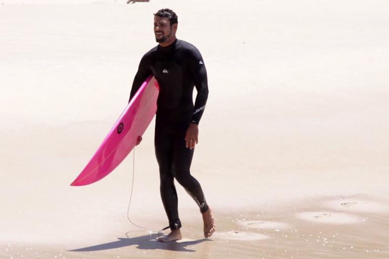 Cauã Reymond surfa na Prainha no Recreio dos Bandeirantes, no Rio de Janeiro