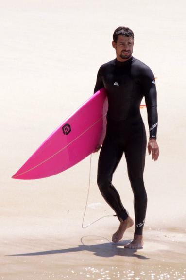 Cauã Reymond surfa na Prainha no Recreio dos Bandeirantes, no Rio de Janeiro