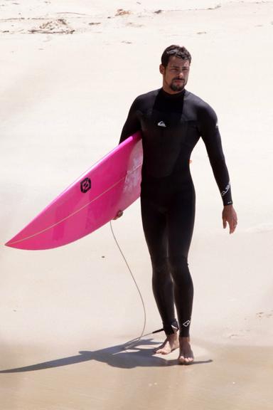 Cauã Reymond surfa na Prainha no Recreio dos Bandeirantes, no Rio de Janeiro