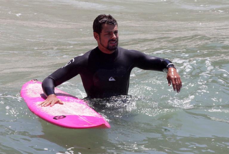 Cauã Reymond surfa na Prainha no Recreio dos Bandeirantes, no Rio de Janeiro