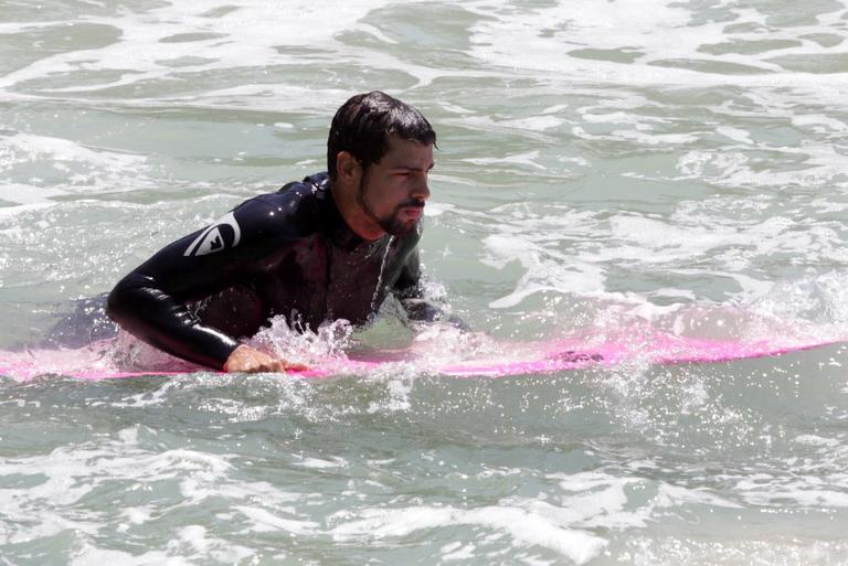 Cauã Reymond surfa na Prainha no Recreio dos Bandeirantes, no Rio de Janeiro